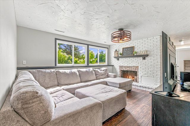 18480 Country Squires Circle, Prior Lake, MN 55372