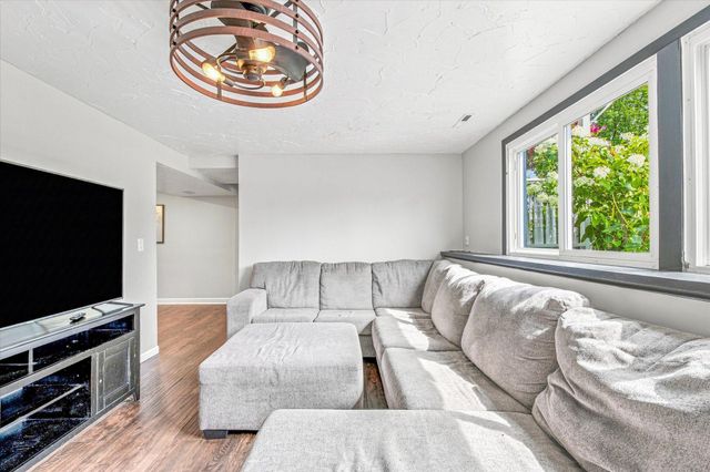 18480 Country Squires Circle, Prior Lake, MN 55372