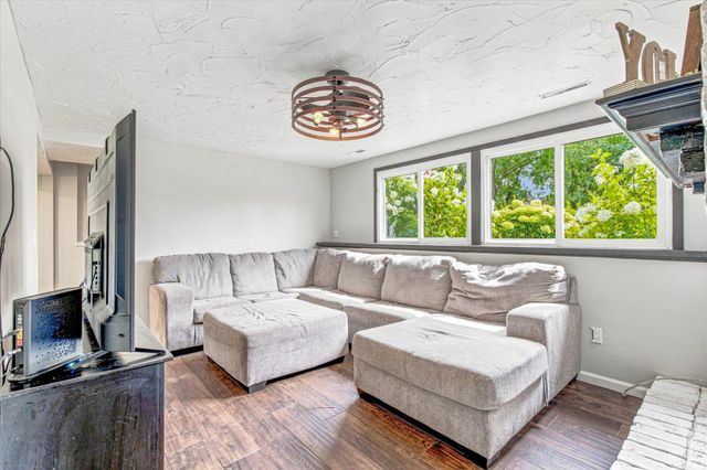18480 Country Squires Circle, Prior Lake, MN 55372