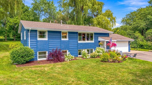 18480 Country Squires Circle, Prior Lake, MN 55372