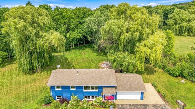 18480 Country Squires Circle, Prior Lake, MN 55372