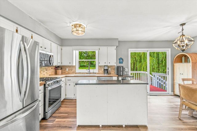 18480 Country Squires Circle, Prior Lake, MN 55372