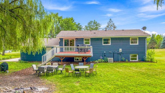 18480 Country Squires Circle, Prior Lake, MN 55372