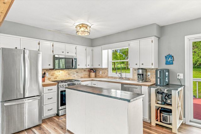 18480 Country Squires Circle, Prior Lake, MN 55372