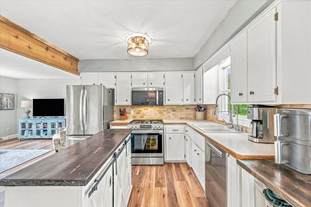 18480 Country Squires Circle, Prior Lake, MN 55372