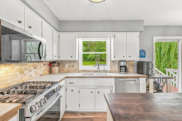 18480 Country Squires Circle, Prior Lake, MN 55372