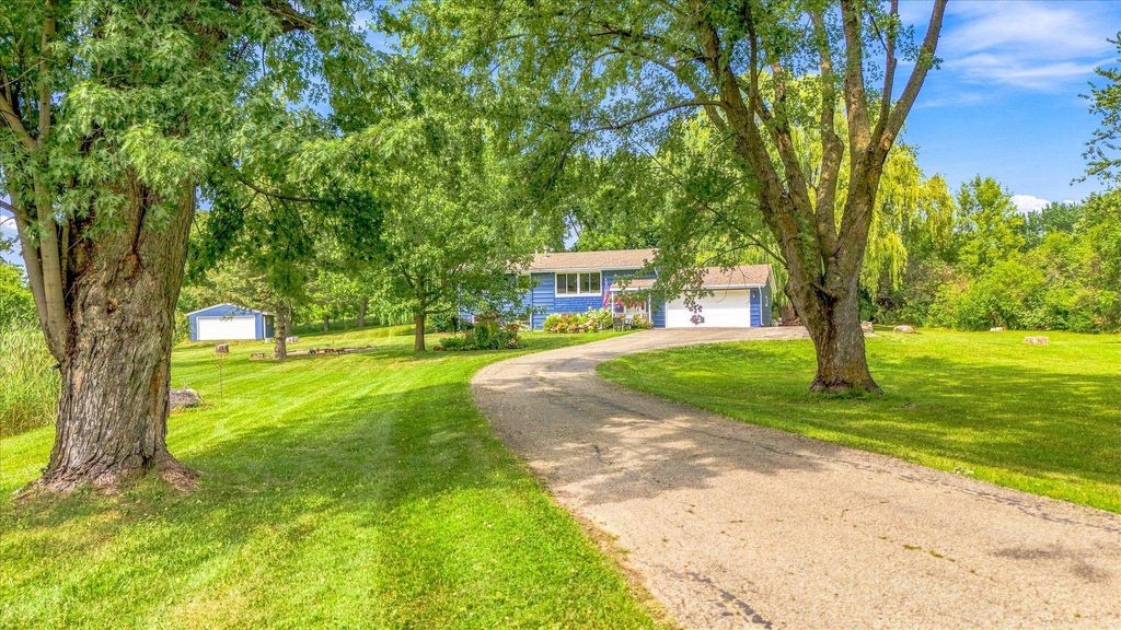 18480 Country Squires Circle, Prior Lake, MN 55372