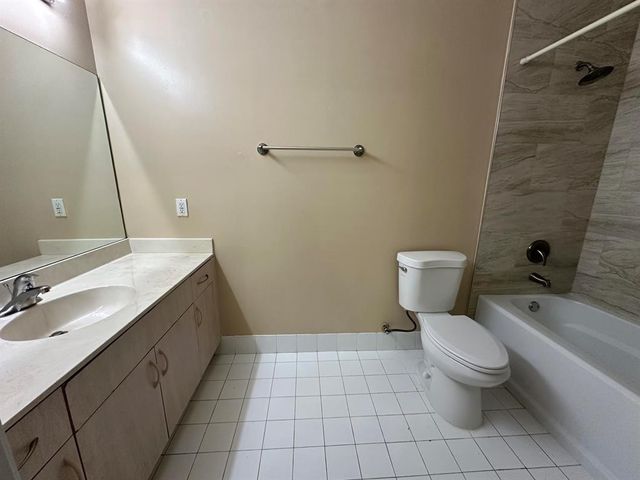 1091 Golden Lakes Boulevard 422, West Palm Beach, FL 33411