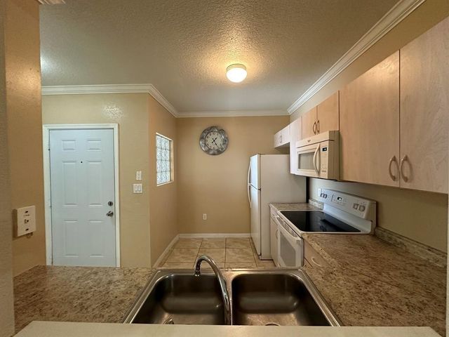 1091 Golden Lakes Boulevard 422, West Palm Beach, FL 33411