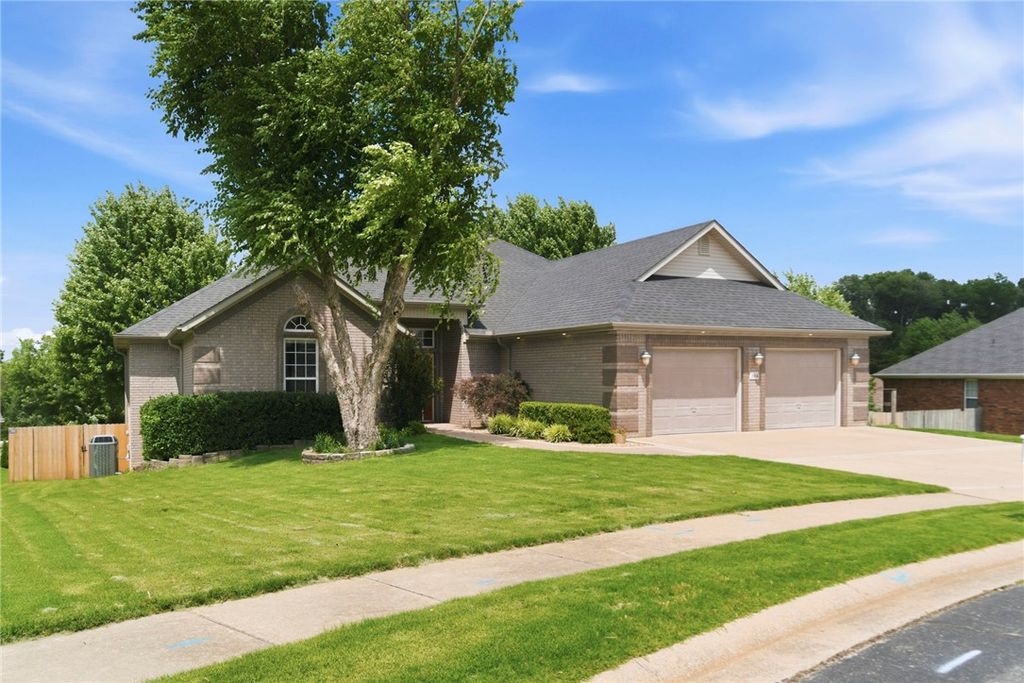 304 SW Duke Avenue, Bentonville, AR 72712