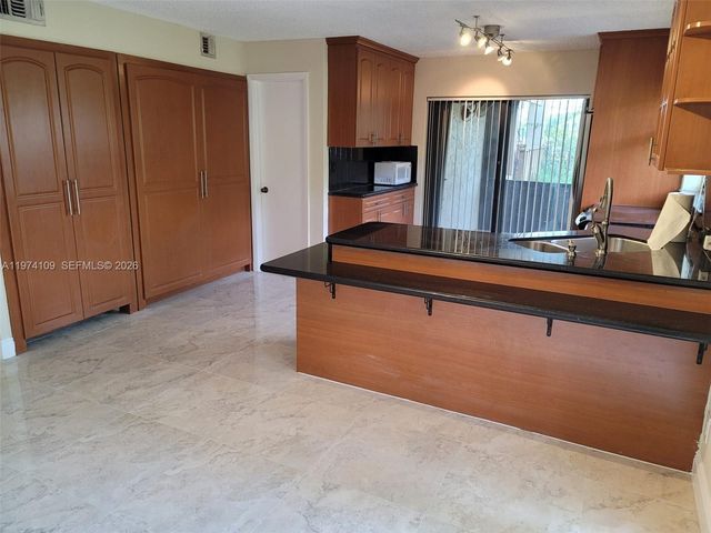 6 Wimbledon Lake Dr 252, Plantation, FL 33324