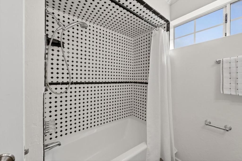 Image 21 of property listing at Address unavailable.