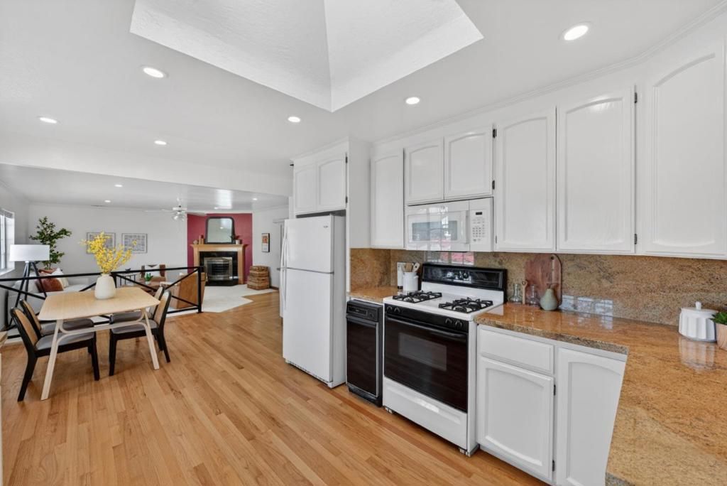 Image 7 of property listing at Address unavailable.