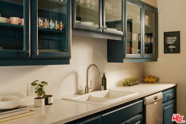 8787 Shoreham Drive 101, West Hollywood, CA 90069