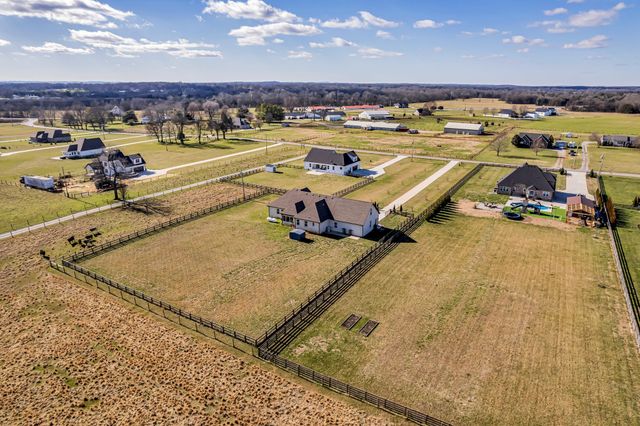 852 Longview Rd, Shelbyville, TN 37160