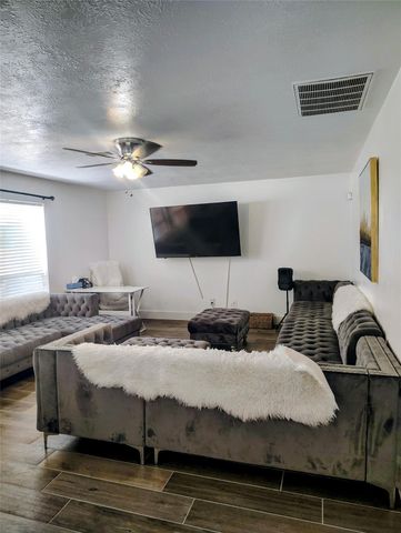3034 Cinnamon Glen Drive, Houston, TX 77073