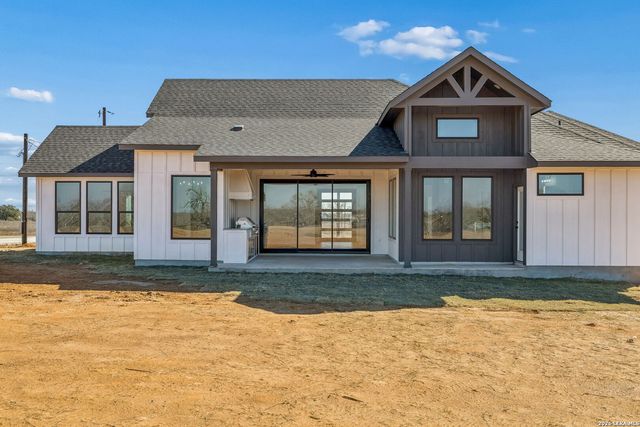 187 Hidden Ranch CT., Floresville, TX 78114