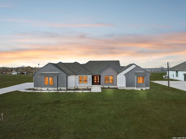 187 Hidden Ranch CT., Floresville, TX 78114