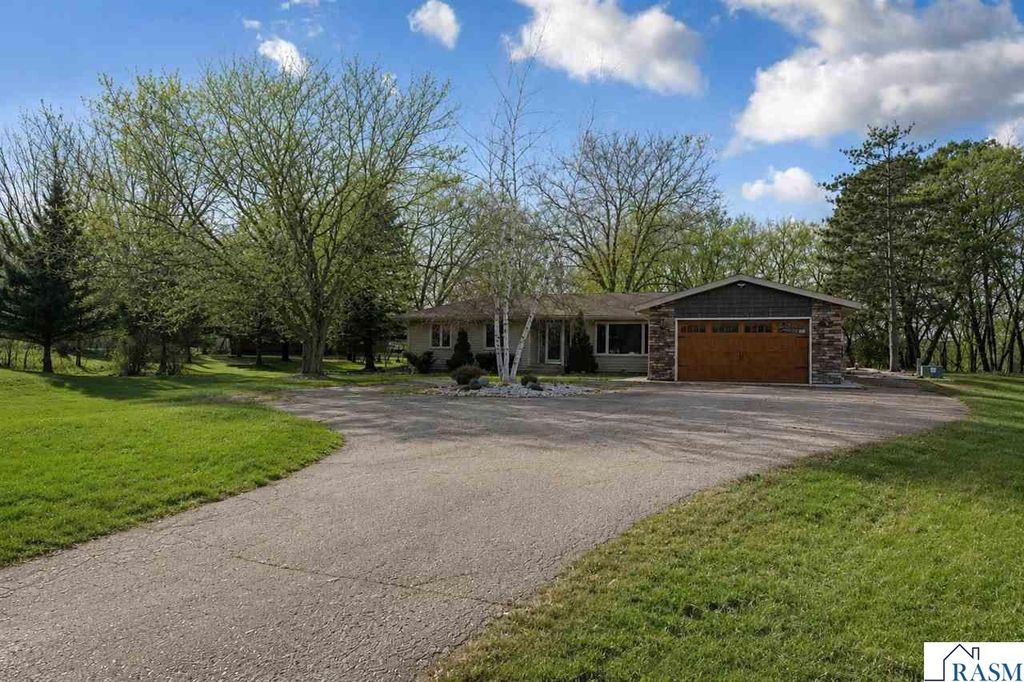 101 Mapleridge Drive, Mankato, MN 56001