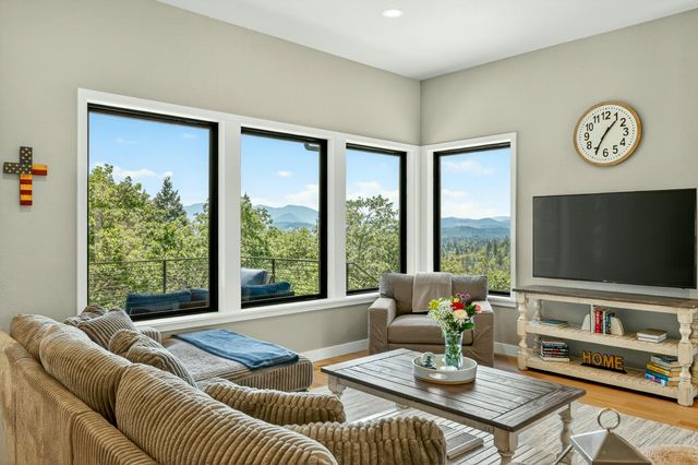 1575 NE Noble Heights, Grants Pass, OR 97526