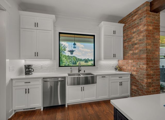 445 Old Pond Ln, Dickson, TN 37055