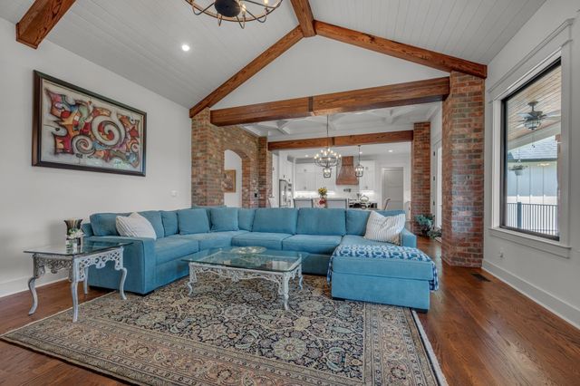 445 Old Pond Ln, Dickson, TN 37055