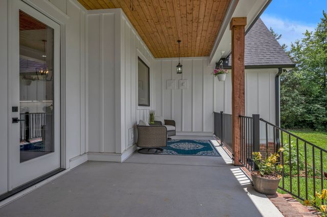 445 Old Pond Ln, Dickson, TN 37055