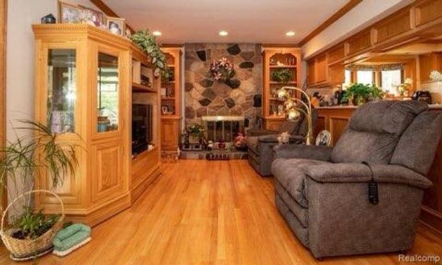 28418 Walker Avenue, Warren, MI 48092