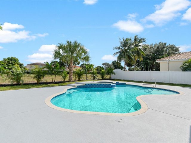 6758 Lake Nona Pl, Lake Worth, FL 33463