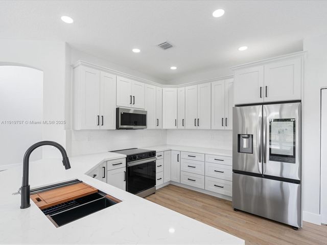 6758 Lake Nona Pl, Lake Worth, FL 33463