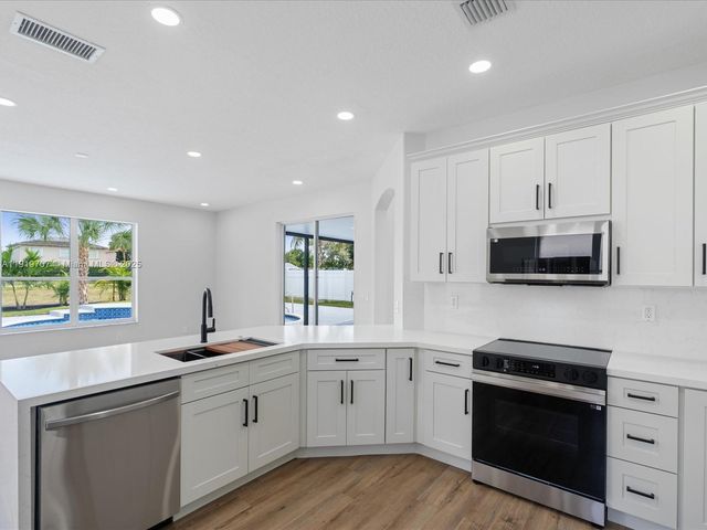 6758 Lake Nona Pl, Lake Worth, FL 33463