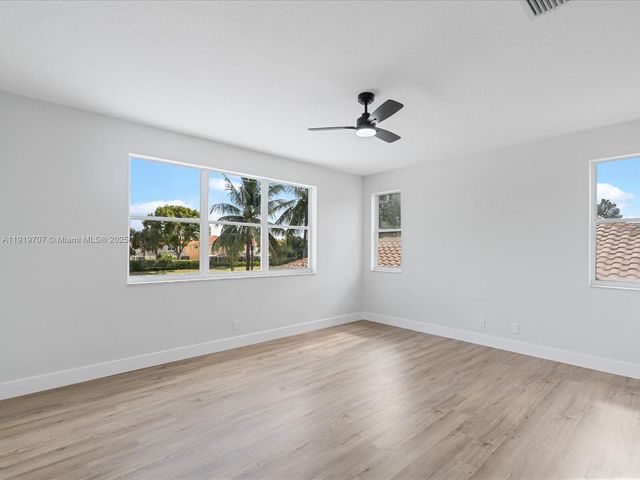 6758 Lake Nona Pl, Lake Worth, FL 33463