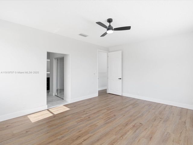 6758 Lake Nona Pl, Lake Worth, FL 33463