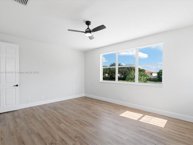 6758 Lake Nona Pl, Lake Worth, FL 33463