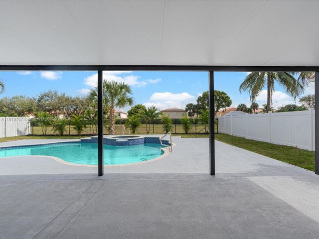 6758 Lake Nona Pl, Lake Worth, FL 33463