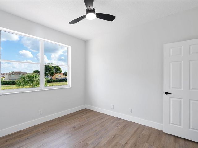 6758 Lake Nona Pl, Lake Worth, FL 33463