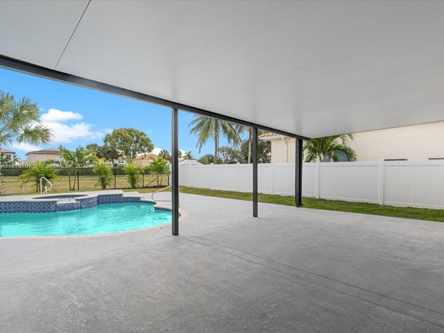 6758 Lake Nona Pl, Lake Worth, FL 33463