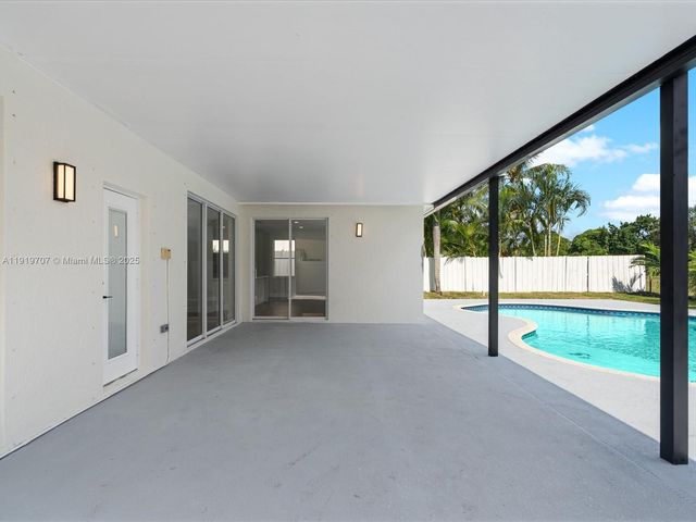 6758 Lake Nona Pl, Lake Worth, FL 33463