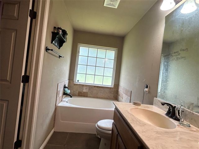 2324 Turtlewood River Road, Midwest City, OK 73130