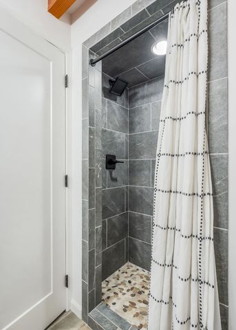 825 Hunters Landing Ln, Smithville, TN 37166