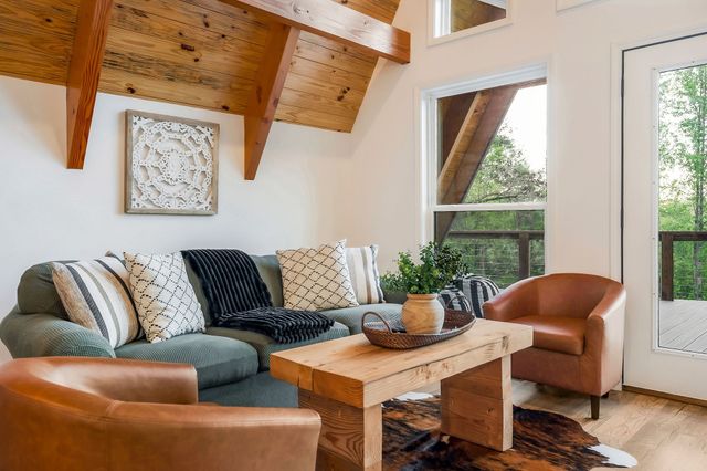 825 Hunters Landing Ln, Smithville, TN 37166