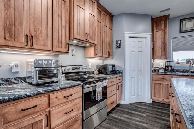 4875 Eisenhower Road, Baldwin City, KS 66006