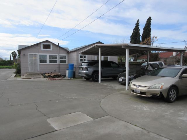 150 W Whites Bridge Avenue, Fresno, CA 93706