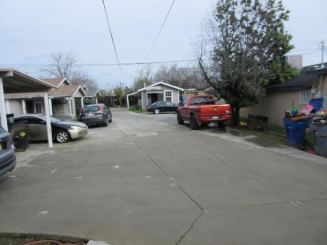 150 W Whites Bridge Avenue, Fresno, CA 93706