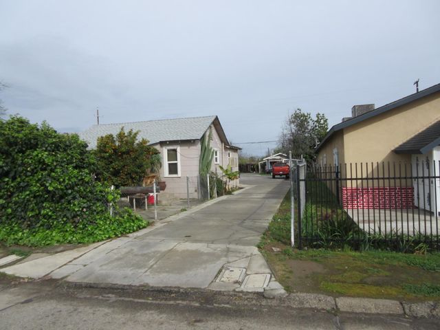 150 W Whites Bridge Avenue, Fresno, CA 93706