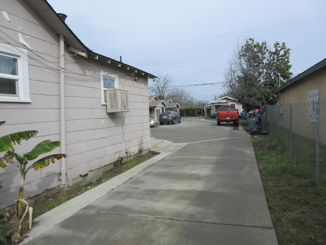 150 W Whites Bridge Avenue, Fresno, CA 93706