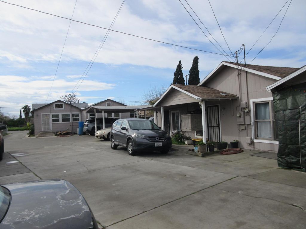 150 W Whites Bridge Avenue, Fresno, CA 93706