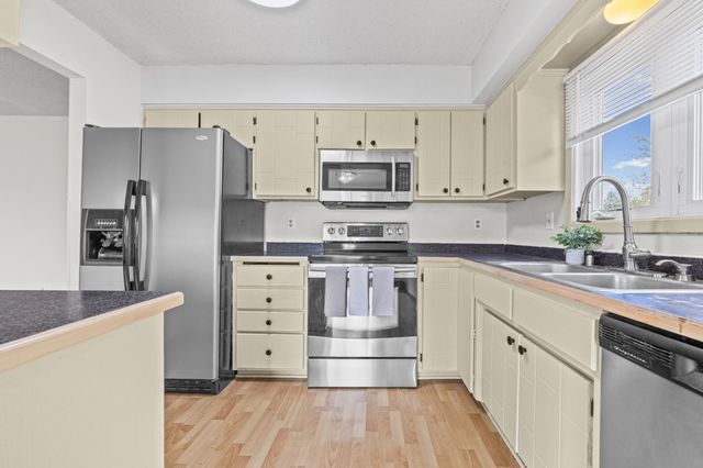 7401 75th Avenue N, Brooklyn Park, MN 55428
