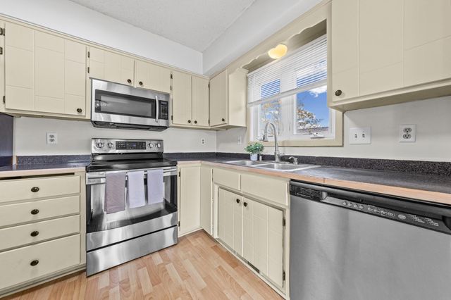 7401 75th Avenue N, Brooklyn Park, MN 55428