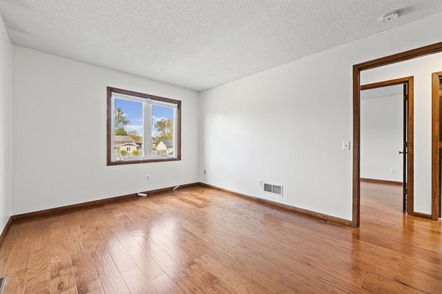 7401 75th Avenue N, Brooklyn Park, MN 55428